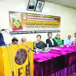 বক্তব্য রাখছেন পাকিস্তানের তরুণ কবি আনাম জাকারিয়া
