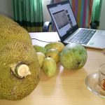 অফিসে ফল খাওয়া