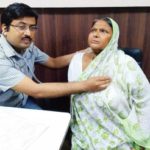 রোগী দেখছেন চিকিৎসক রাজীব মণ্ডল