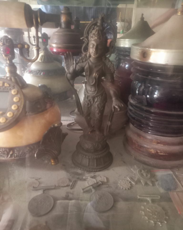 দেশের বেশিরভাগ মন্দির থেকে ধাতব মূর্তি এবং বড় ঘণ্টাগুলো হারিয়ে গেছে